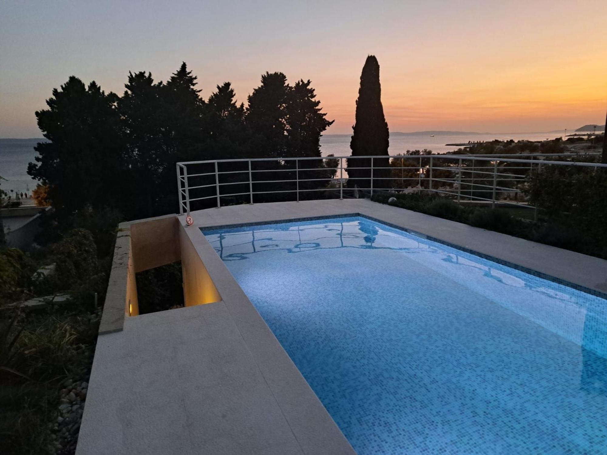 Apartment With Private Pool 斯普利特 外观 照片