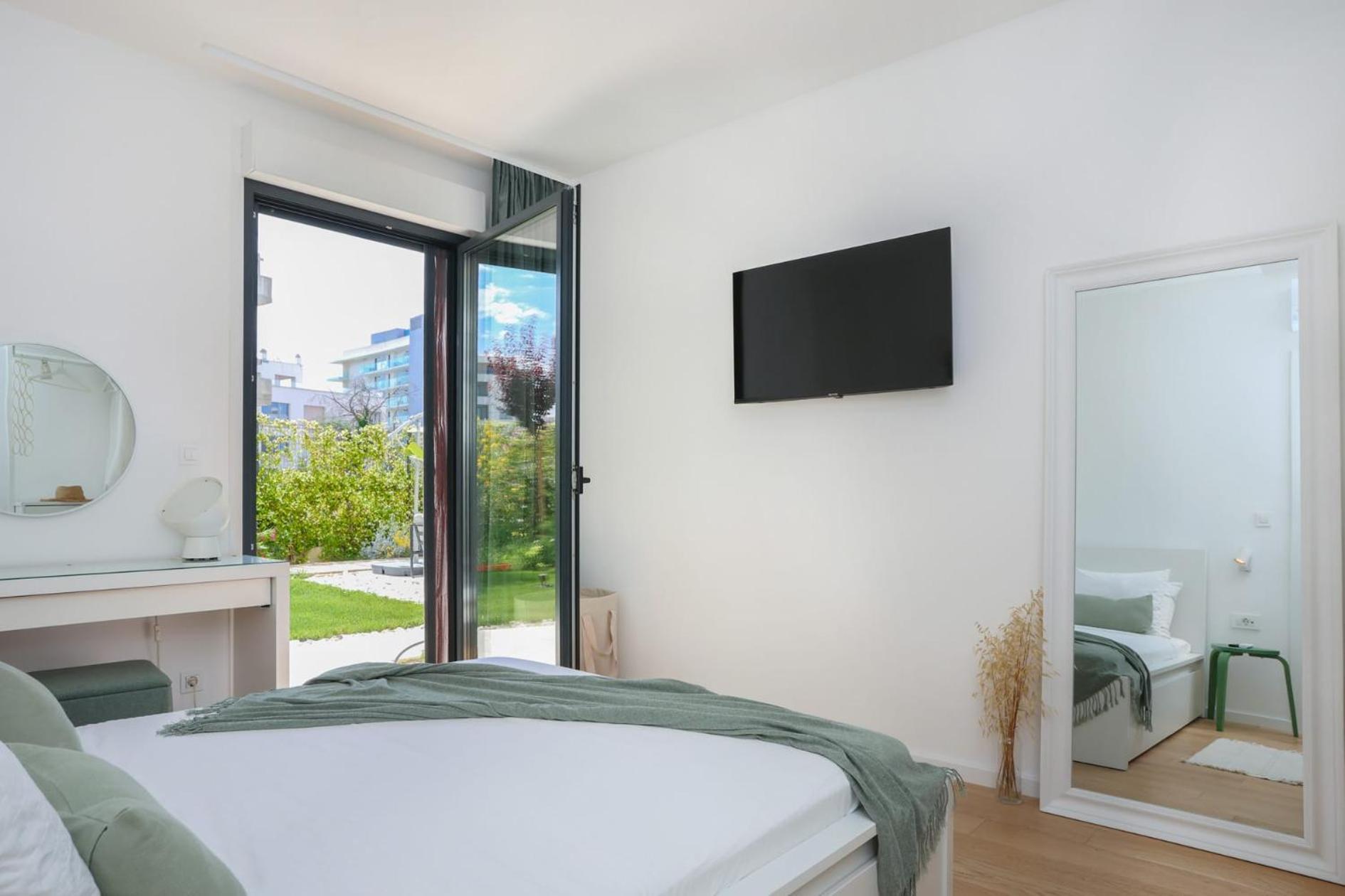 Apartment With Private Pool 斯普利特 外观 照片
